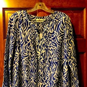 Size small Vineyard Vines lightweight women’s blouse.